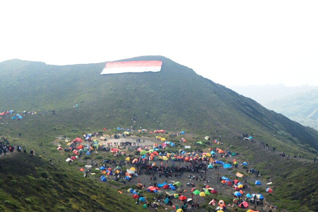 Pendaki Memadati Kawasan Puncak Bukit Kaba pada Momen 17 Agustus