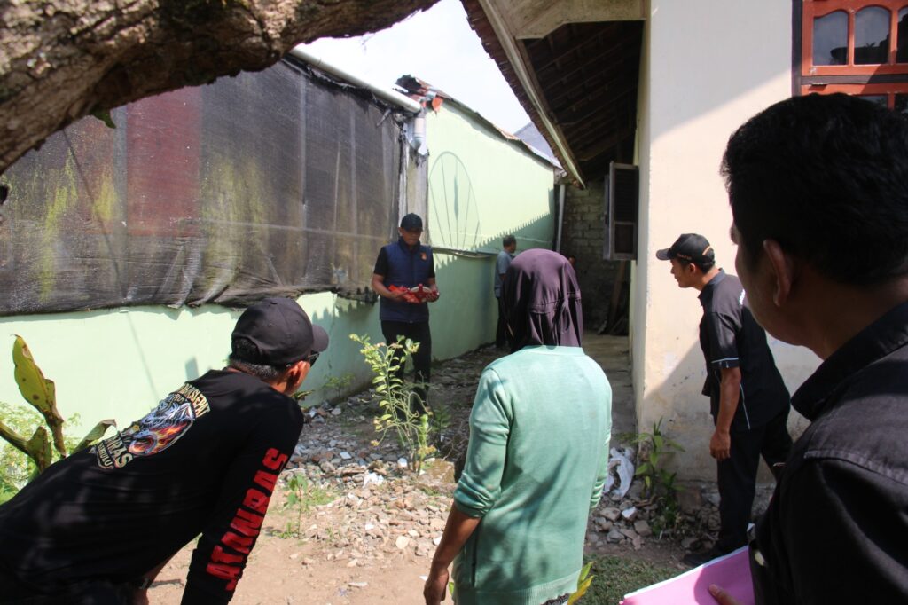 Petugas saat berada di tkp pembunuhan resmareta