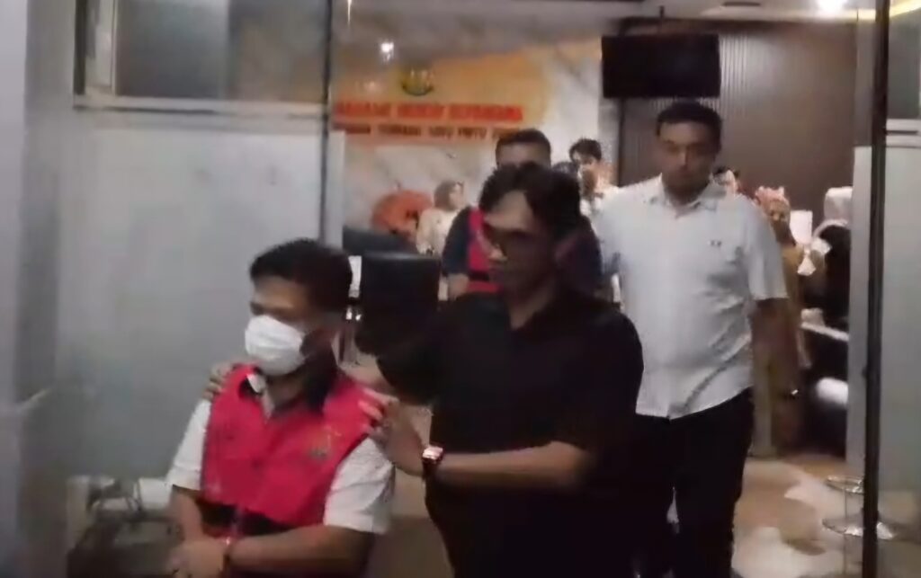 Tersangka Dugaan Korupsi Proyek MCK di Kepahiang saat dibawa ke mobil tahanan