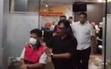 Tersangka Dugaan Korupsi Proyek MCK di Kepahiang saat dibawa ke mobil tahanan