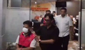 Tersangka Dugaan Korupsi Proyek MCK di Kepahiang saat dibawa ke mobil tahanan