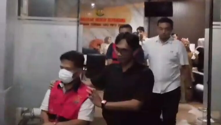 Tersangka Dugaan Korupsi Proyek MCK di Kepahiang saat dibawa ke mobil tahanan