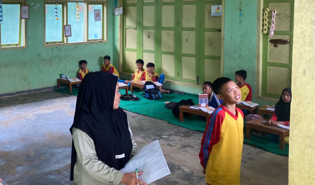 KBM di SDN 127 Rejang Lebong Terpaksa Lesehan karena kekurangan meja dan kursi