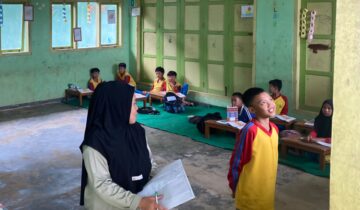 KBM di SDN 127 Rejang Lebong Terpaksa Lesehan karena kekurangan meja dan kursi