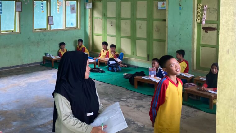 KBM di SDN 127 Rejang Lebong Terpaksa Lesehan karena kekurangan meja dan kursi