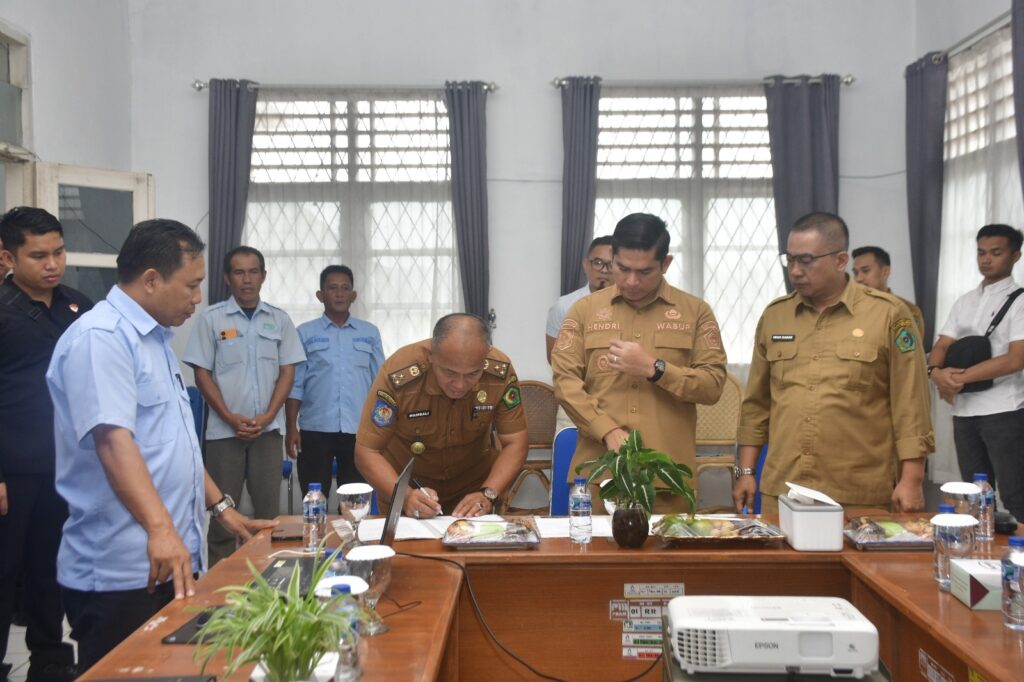 penandatanganan pakta integritas antara Dewan Pengawas PDAM Bukit Kaba Dr. Hambali dan Plt Bupati Rejang Lebong