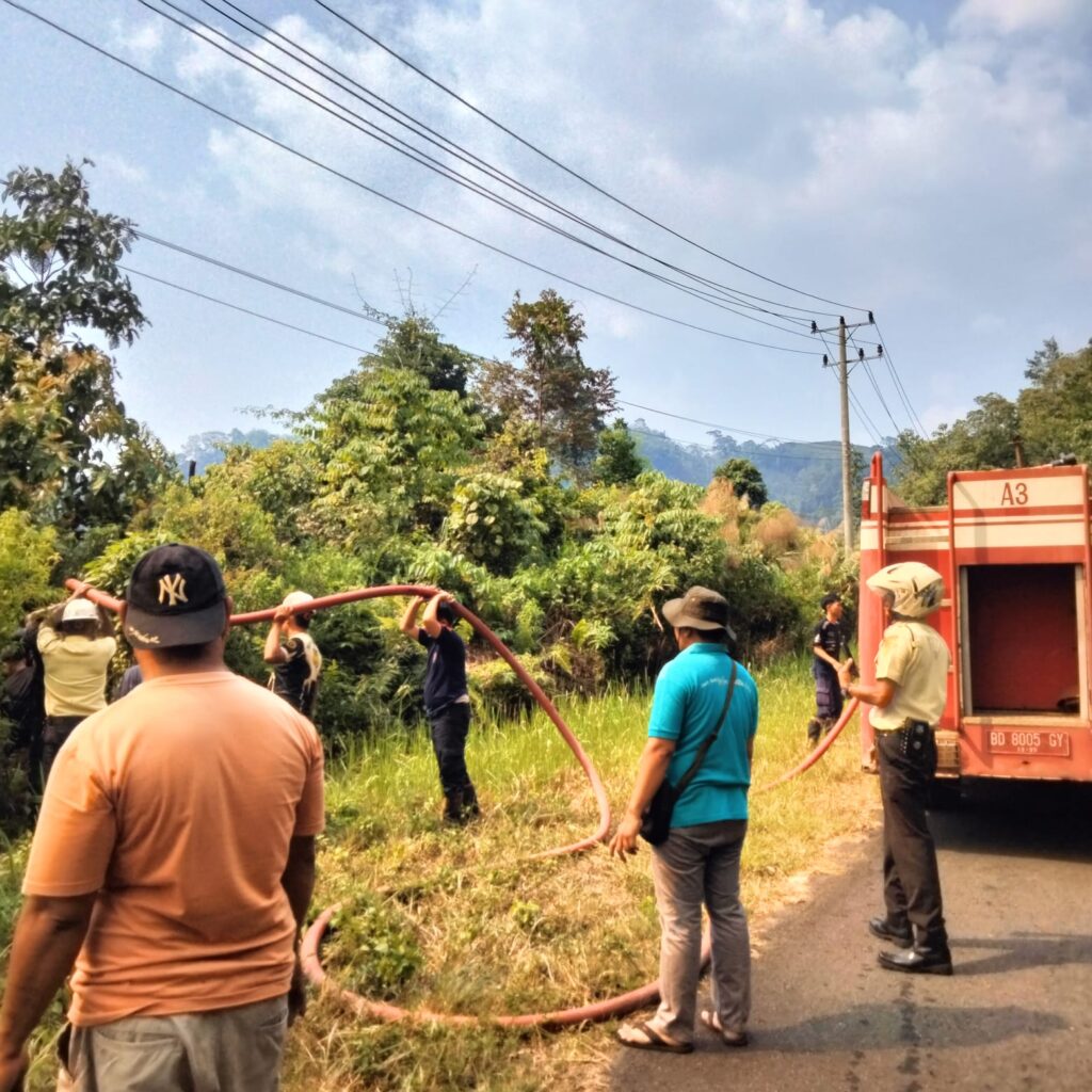 Petugas Gabungan Saat Melakukan Pemadaman Lahan di sekitar jalan akses menuju PLTA Musi