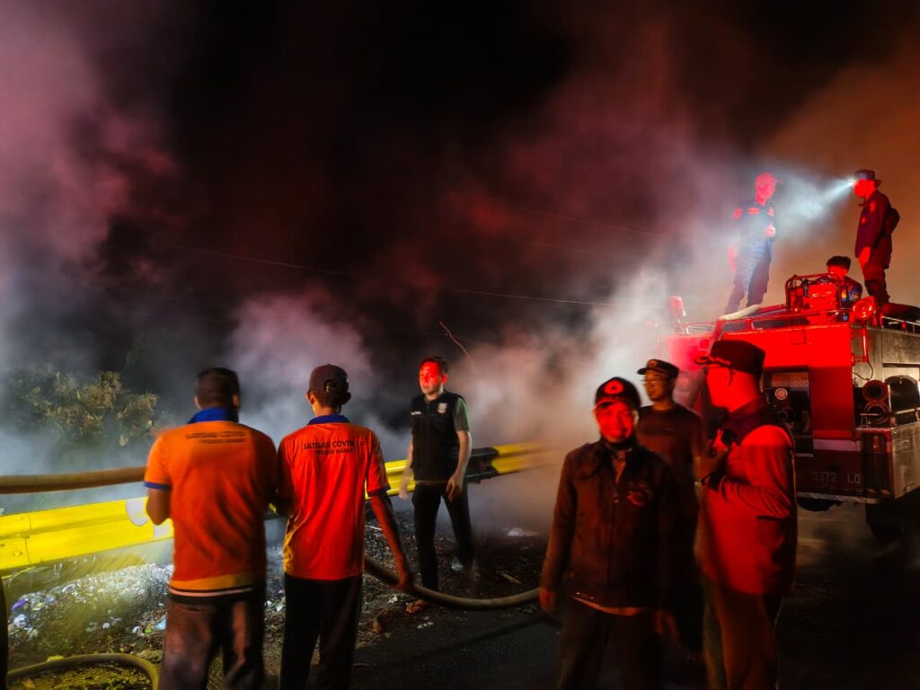 Tim Gabungan Saat Melakukan pemadaman Karhutla di Waysindi Hanuan Pesisir Barat Lampung