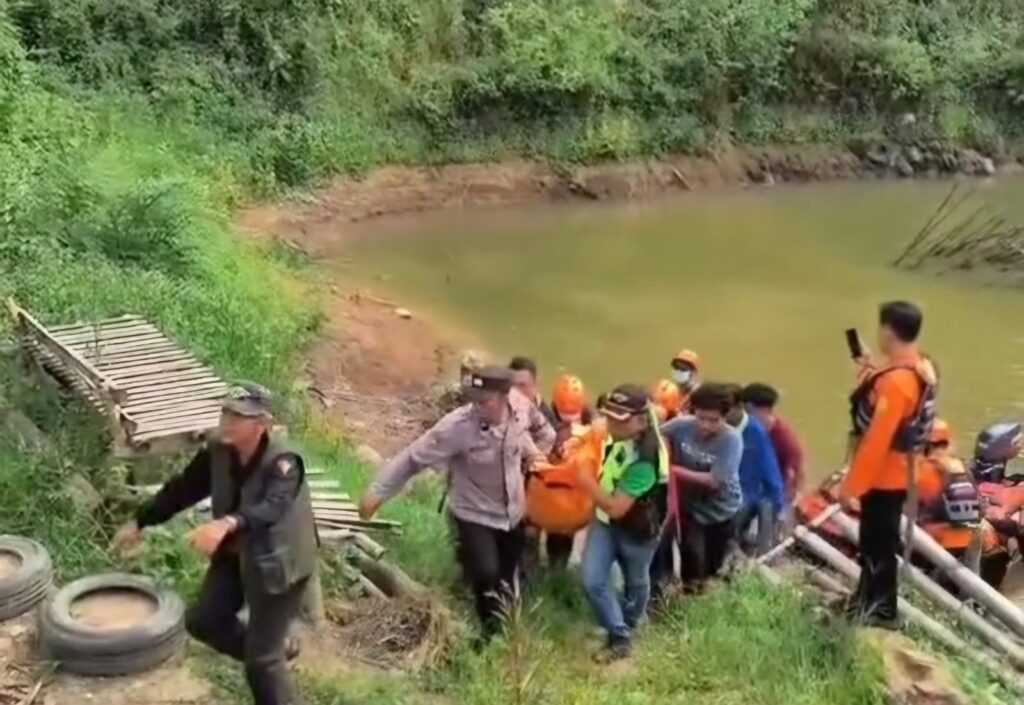 Petugas Saat Mengevakuasi Jenazah Rehan dari Telaga Hijau Kepahiang