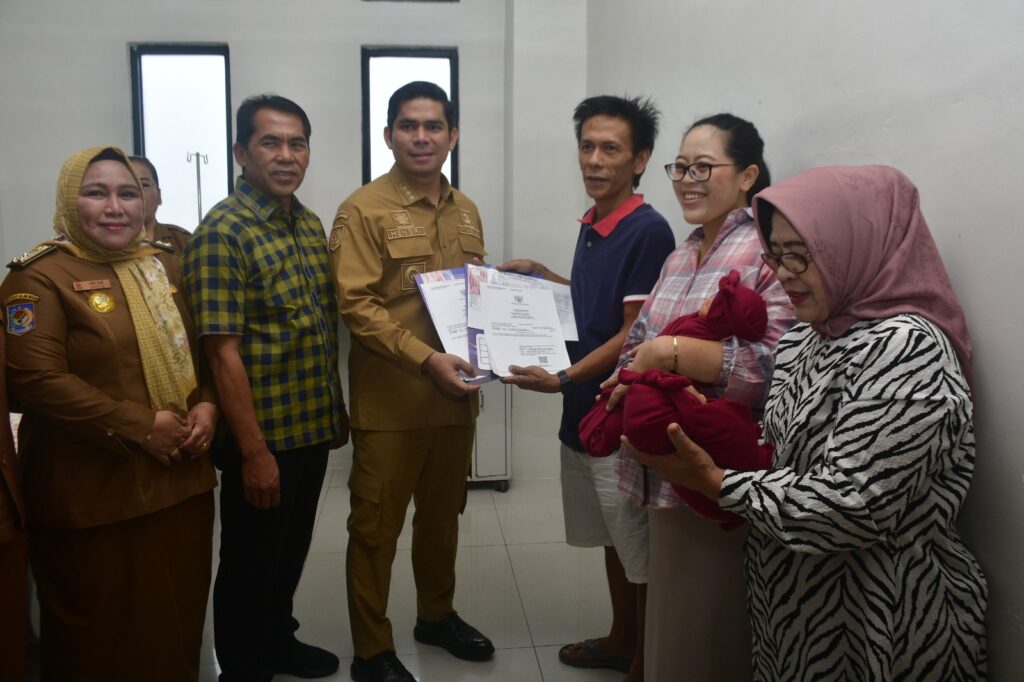 Plt Bupati dan Ketua DPRD Rejang Lebong Serahkan Berkas Administrasi Kependudukan