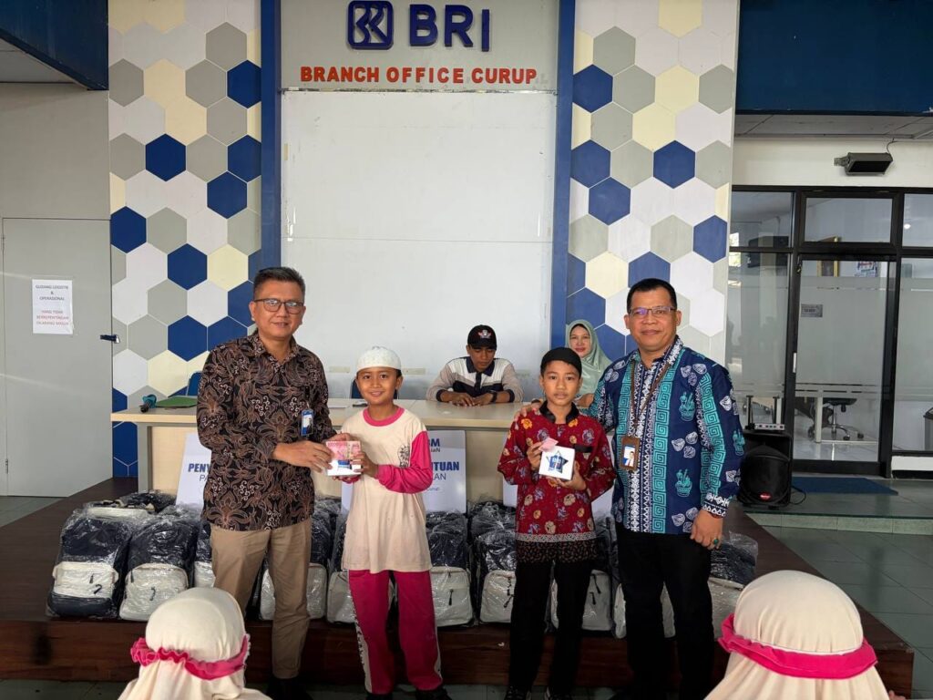 BRI Branch Office (BO) Curup dengan menyalurkan puluhan paket bantuan peralatan sekolah kepada para pelajar di Kabupaten Rejang Lebong
