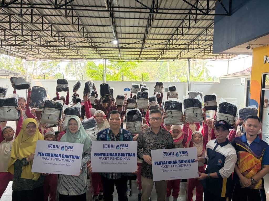 BRI Branch Office (BO) Curup dengan menyalurkan puluhan paket bantuan peralatan sekolah kepada para pelajar di Kabupaten Rejang Lebong