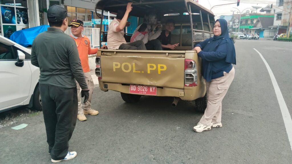 Satpol PP Rejang Lebong saat Menertibkan Gepeng