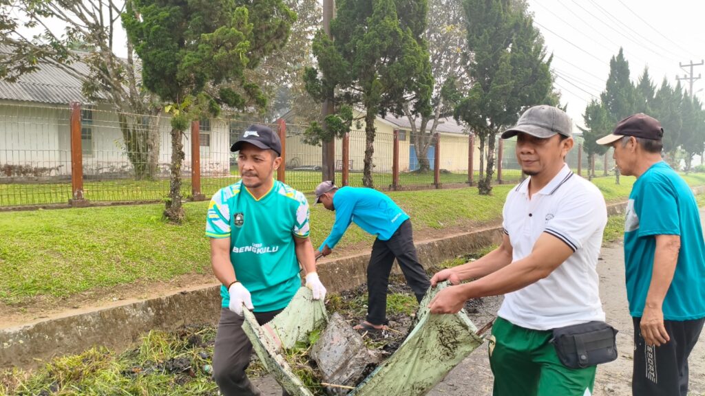 PLN Indonesia Power Unit Bisnis Pembangkitan (UBP) Bengkulu menggelar kegiatan InPower Eco Action 2026 bersama masyarakat Kelurahan Ujan Mas Atas, Jumat 9 Oktober 2026.