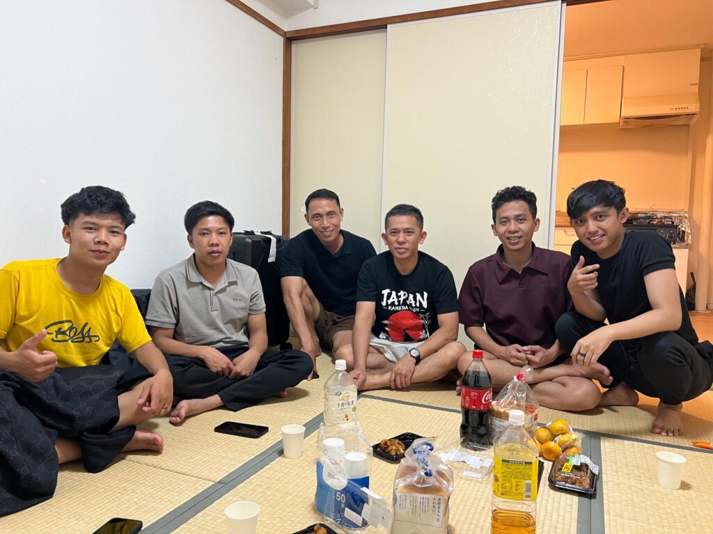 Korban saat baru tiba di Jepang bersama rekan-rekannya