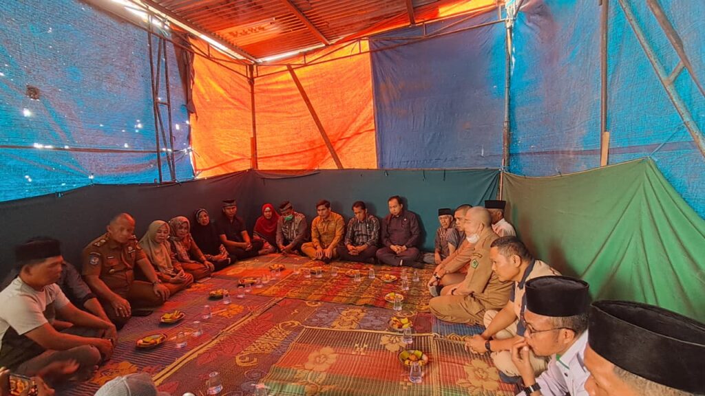 Plt Bupati Rejang Lebong, Dr. H. Hendri SSTP MSi, saat mendatangi rumah duka di Kelurahan Air Duku, Kecamatan Selupu Rejang, Selasa 13 Oktober 2026