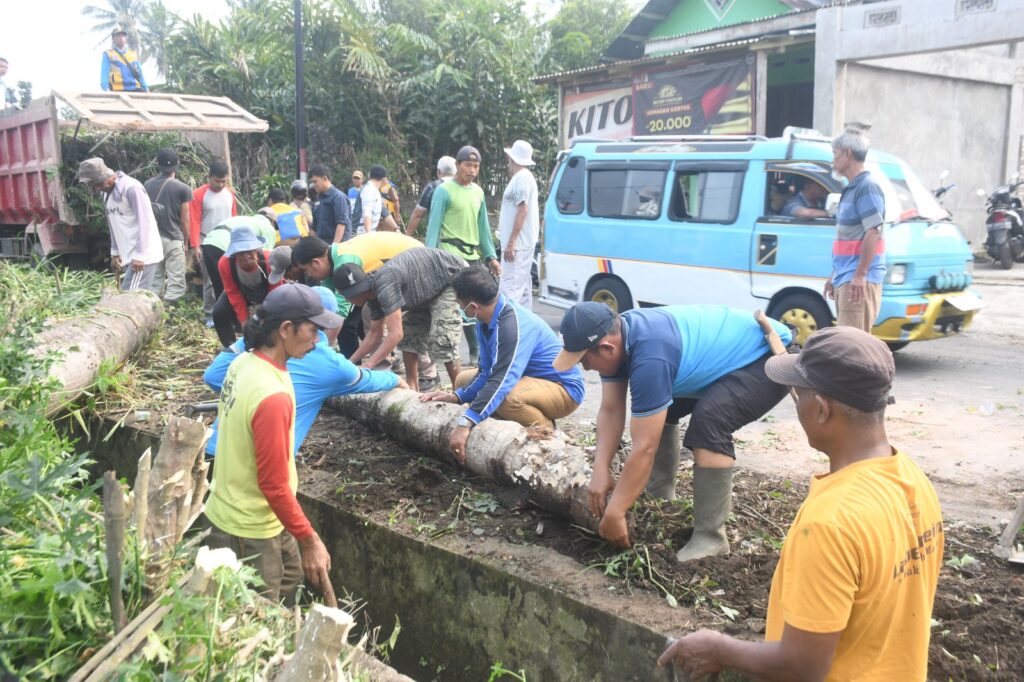 Pemerintah Kabupaten Rejang Lebong bersama unsur TNI-Polri dan masyarakat bergotong royong membersihkan drainase serta bahu jalan di Jalan Pembangunan, Desa Teladan, Kecamatan Curup Selatan, Selasa 13 Oktober 2026