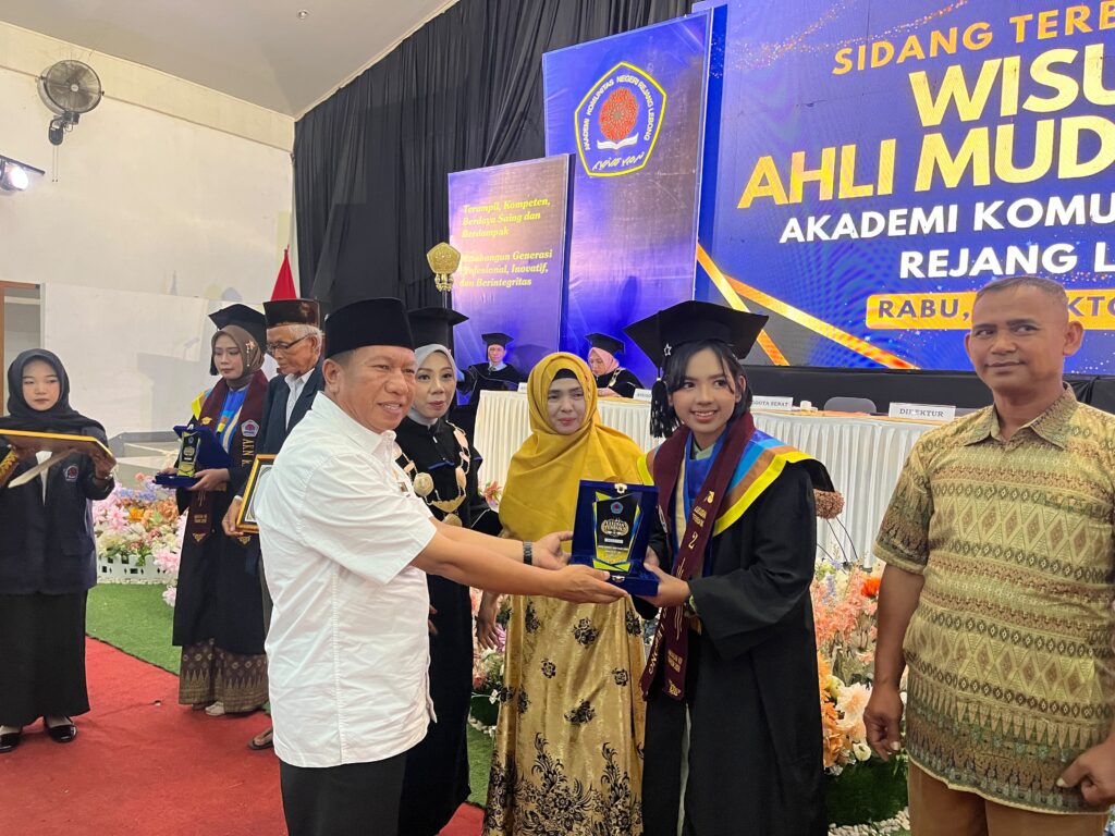 Kadisdikbud Rejang Lebong saat memberikan penghargaan kepada lulusan terbaik AKREL