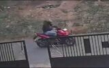 Terduga pelaku saat membawa motor korban