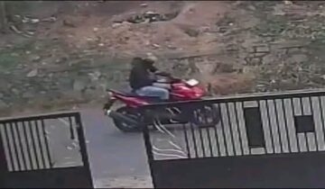 Terduga pelaku saat membawa motor korban