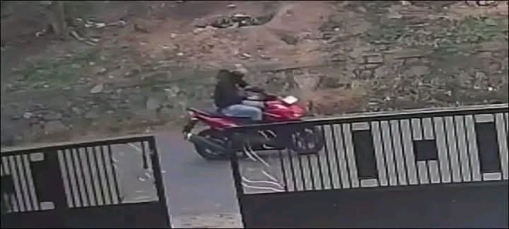 Terduga pelaku saat membawa motor korban