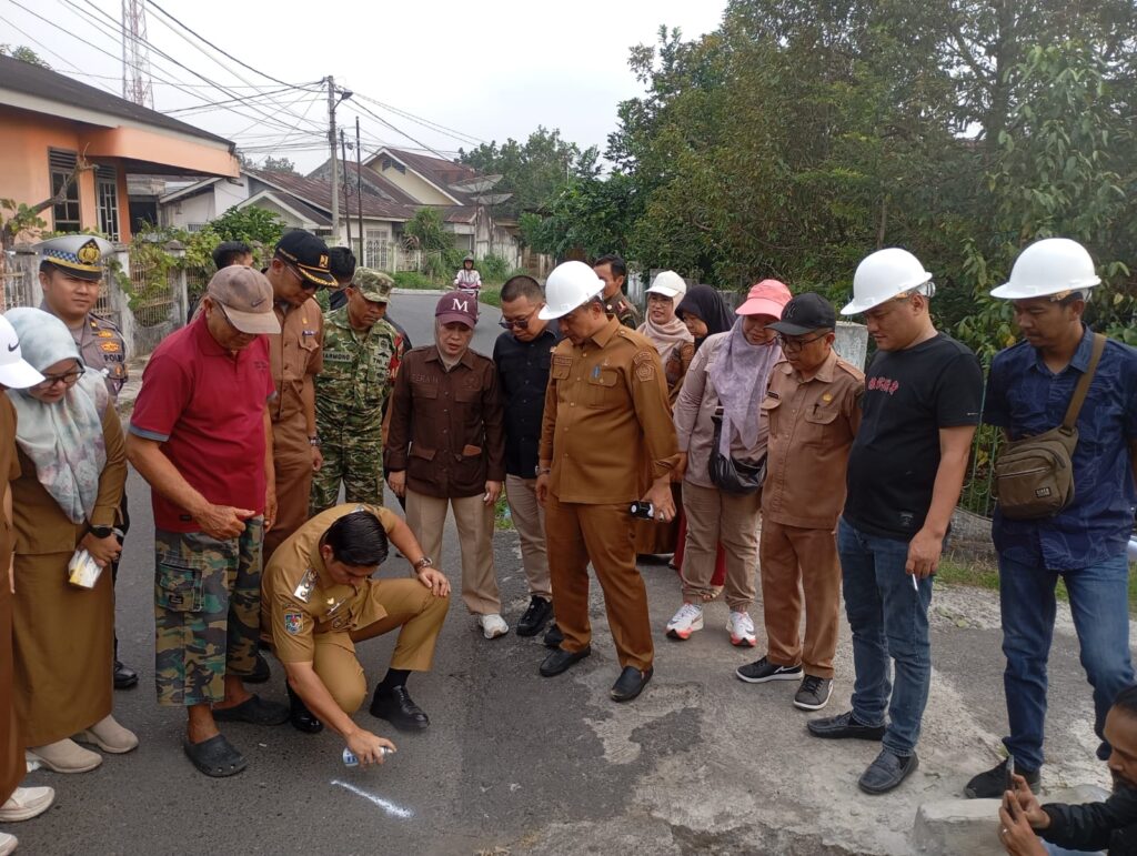 Plt Bupati Rejang Lebong saat melakukan titik nol pembangunan