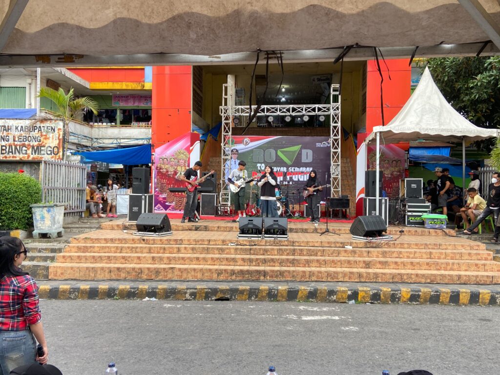 Penampilan salah satu peserta audisi Festival Band dan Aransemen Lagu yang berlangsung di Pelataran Bang Mego, Sabtu 24 Oktober 2026