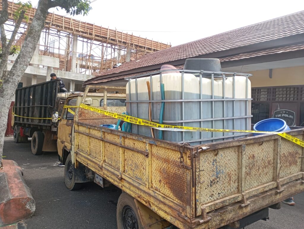 Dump Truk dan Peralatan yang Diduga untuk Menimbun Solar Subsidi