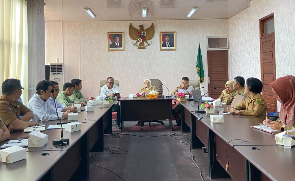 Rapat tindak lanjut penyelesaian sewa lahan PT Agrotea Bukit Daun sekaligus pembahasan perizinan yang berlangsung di Ruang Rapat Bupati Rejang Lebong, Selasa 27 Oktober 2025
