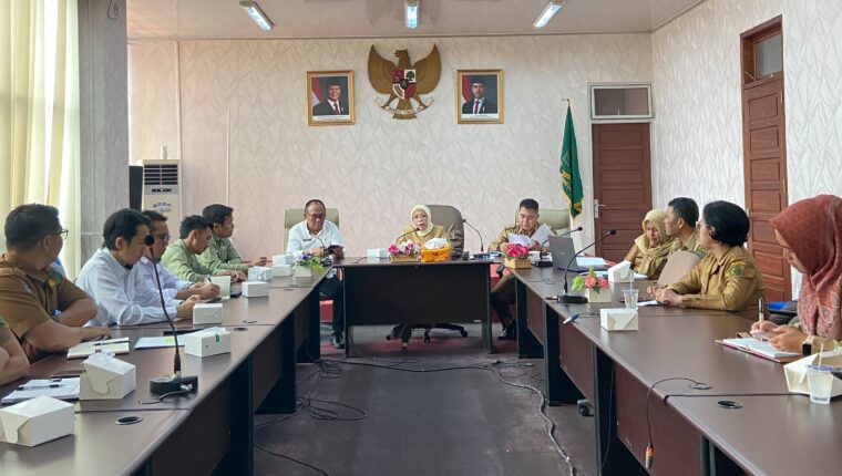 Rapat tindak lanjut penyelesaian sewa lahan PT Agrotea Bukit Daun sekaligus pembahasan perizinan yang berlangsung di Ruang Rapat Bupati Rejang Lebong, Selasa 27 Oktober 2025