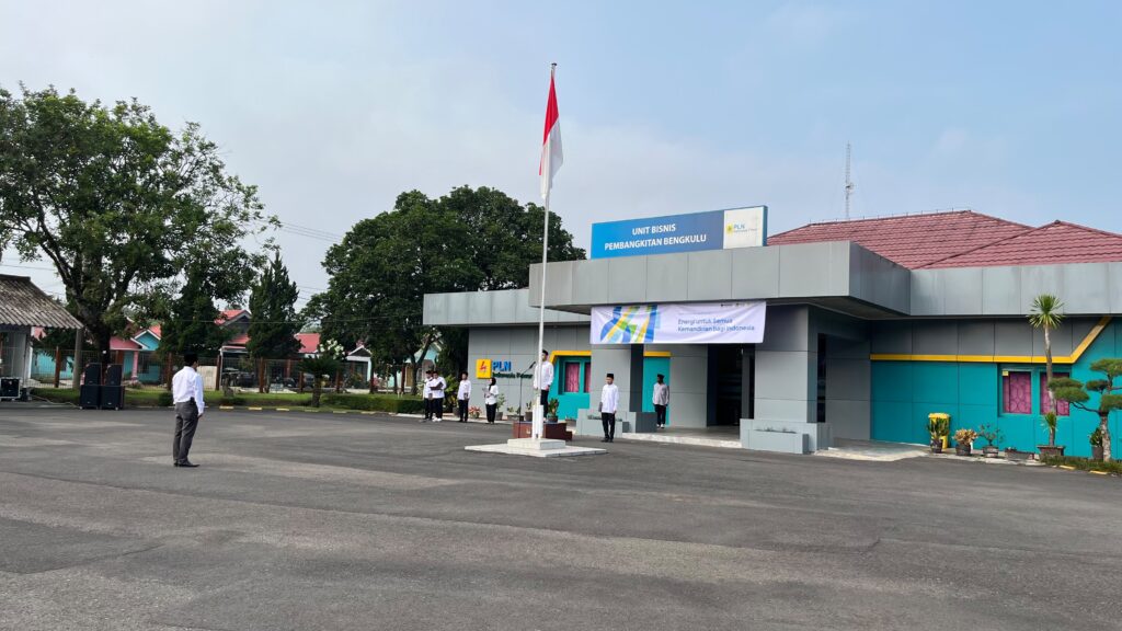 PT PLN Indonesia Power UBP Bengkulu menggelar upacara bendera dalam rangka memperingati Hari Listrik Nasional ke-81 di halaman Kantor UBP Bengkulu, Selasa 27 Oktober 2026.