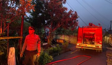 Petugas Saat Memadamkan Kebakaran di Gang Rukun, Kelurahan Timbul Rejo, Kecamatan Curup, Kabupaten Rejang Lebong