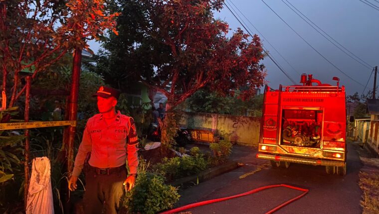 Petugas Saat Memadamkan Kebakaran di Gang Rukun, Kelurahan Timbul Rejo, Kecamatan Curup, Kabupaten Rejang Lebong