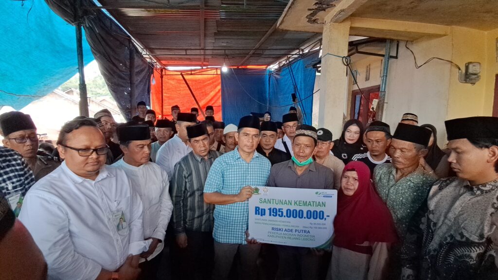 Plt Bupati Rejang Lebong Saat menyerahkan santunan kematian sebesar Rp195 juta kepada keluarga almarhum.