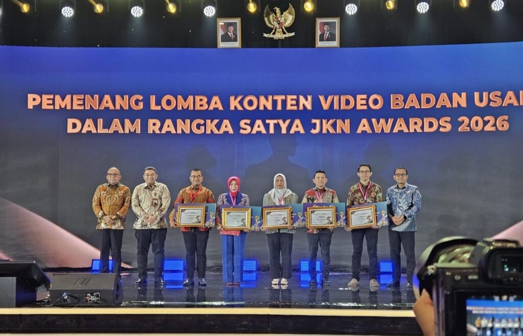 Direktur PT Annisa Hidayah Pat Petulai, Lisa Pitrianti, S.ST., M.K.M., Bersama Para Penerima Penghargaan Lainnya